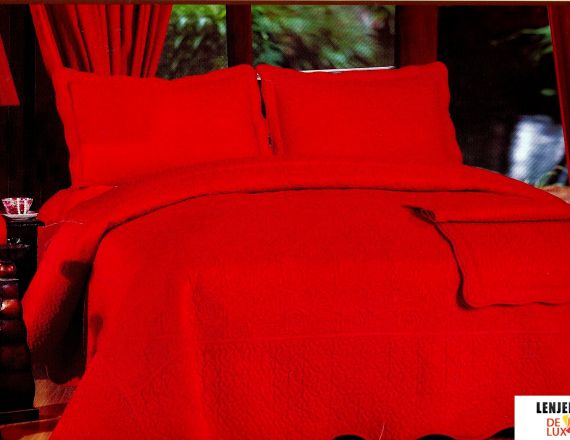 Cuvertura de pat de culoare rosie formata din 3 piese