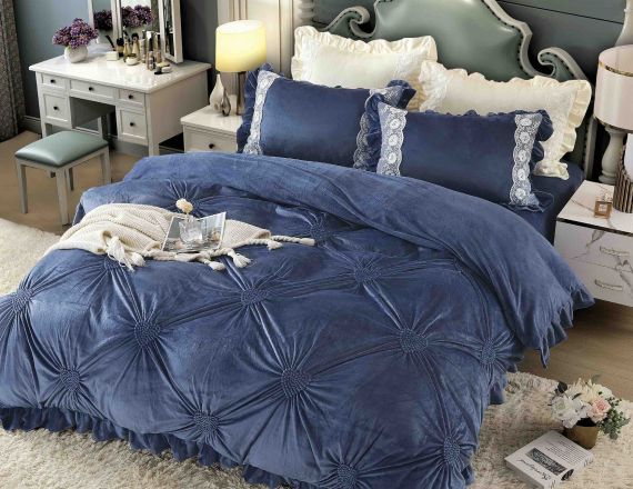 Lenjerie de pat albastra brodata din catifea cu pliuri si inimioare formata din 4 piese