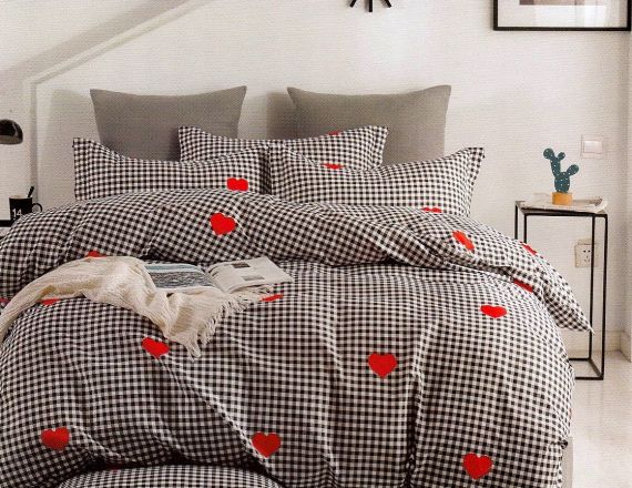 Lenjerie de pat din bumbac creponat in carouri cu inimioare rosii Pucioasa formata din 4 piese